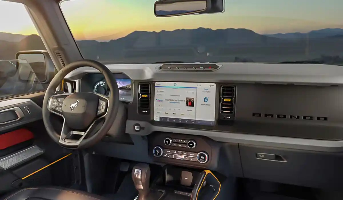 2025 Ford Bronco: 4 with available class-exclusive 12-inch touchscreen 2025 Ford Bronco
