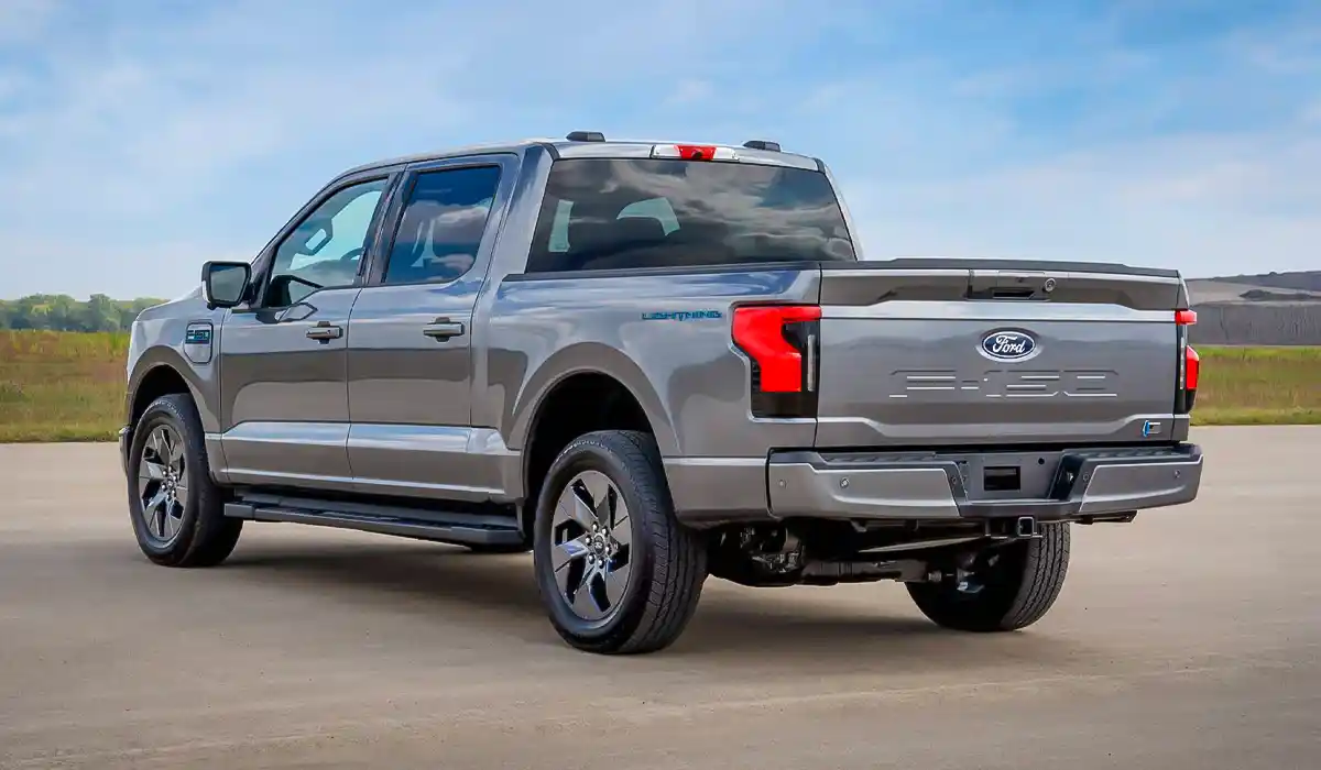 2026 Ford Lightning: Impressive range with the extended-range battery option 2026 Ford Lightning